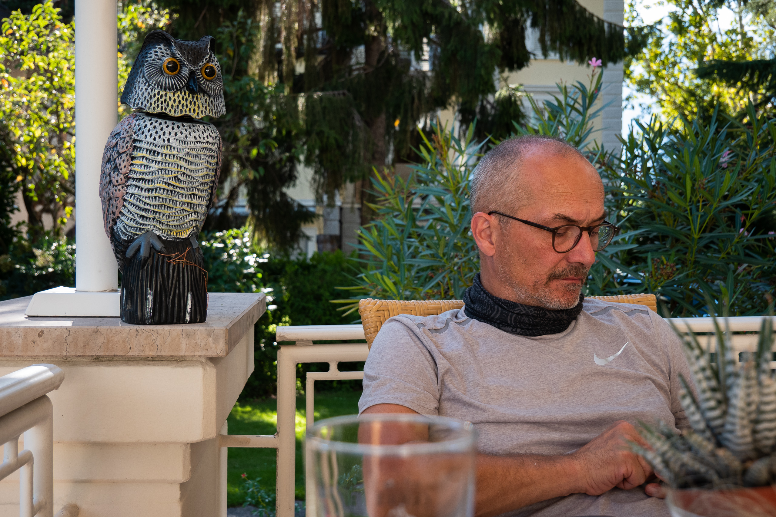 Feierabend auf der Hotelterrasse – daneben eine Deko-Eule
